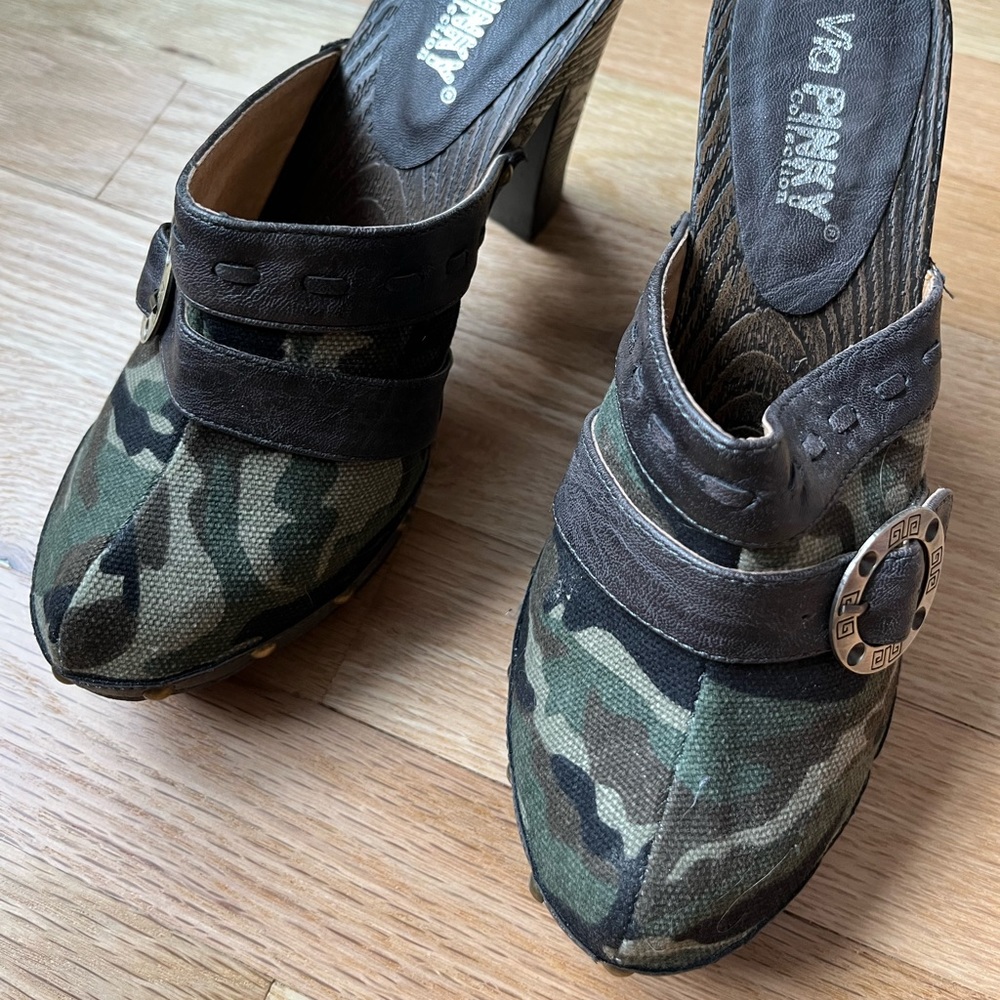 Camouflage heeled clog size 7
